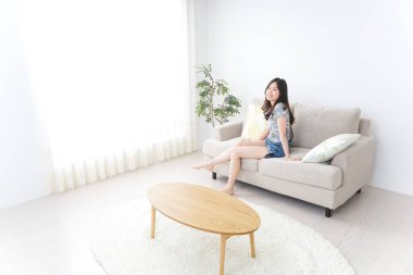 Evde yalnız ve rahat genç bir kadın.