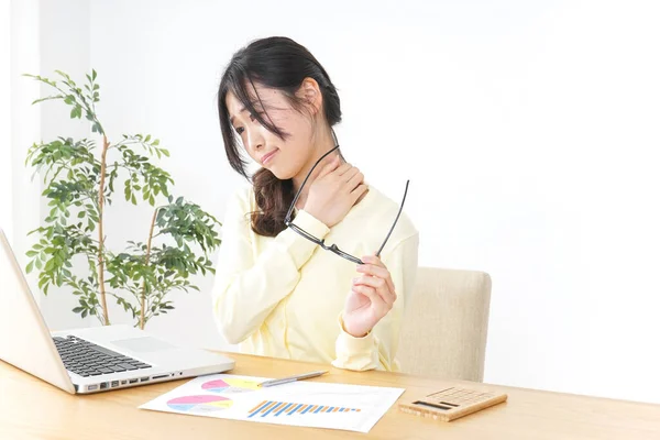 Junge Frau Ist Arbeitsmüde — Stockfoto