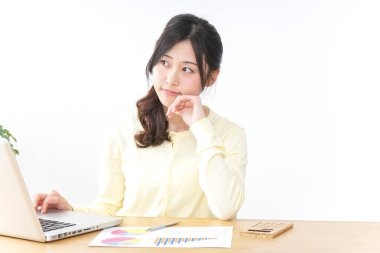 Masa başı işi yapan genç bir kadın.