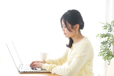 Masa başı işi yapan genç bir kadın.