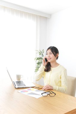 Masa başı işi yapan genç bir kadın.