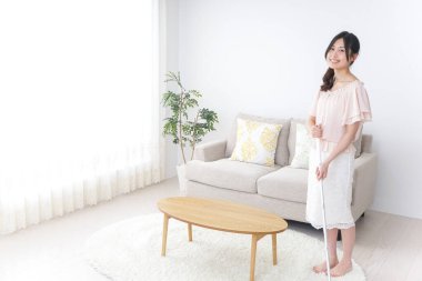 Ev işlerini yapan genç bir kadın