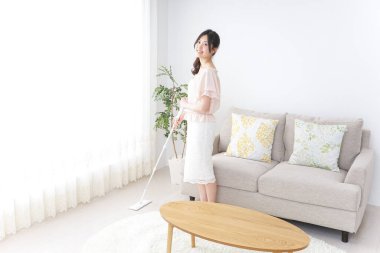 Ev işlerini yapan genç bir kadın