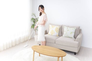 Ev işlerini yapan genç bir kadın