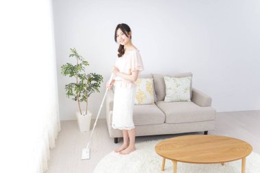 Ev işlerini yapan genç bir kadın