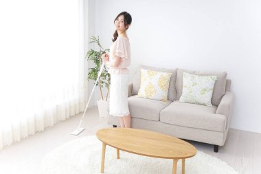 Ev işlerini yapan genç bir kadın