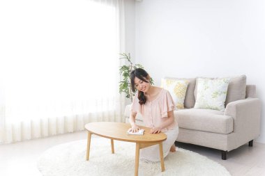 Ev işlerini yapan genç bir kadın