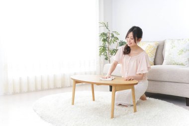 Ev işlerini yapan genç bir kadın