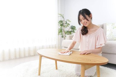 Ev işlerini yapan genç bir kadın