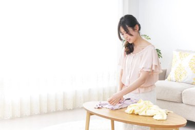 Ev işlerini yapan genç bir kadın