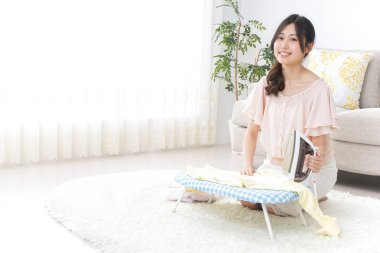 Ev işlerini yapan genç bir kadın