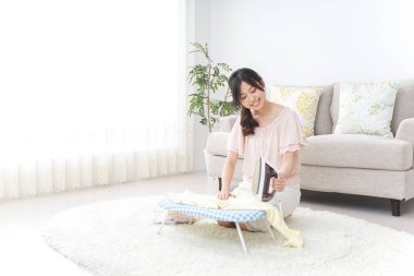 Ev işlerini yapan genç bir kadın