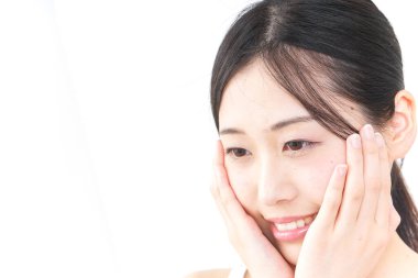 Banyo sonrası cilt bakımı, cildine bakan güzel bir kadın.