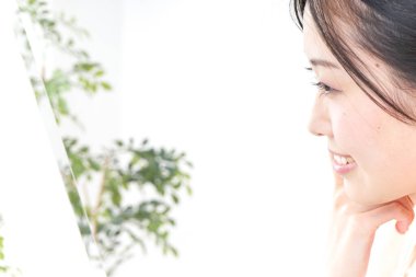 Banyo sonrası cilt bakımı, cildine bakan güzel bir kadın.