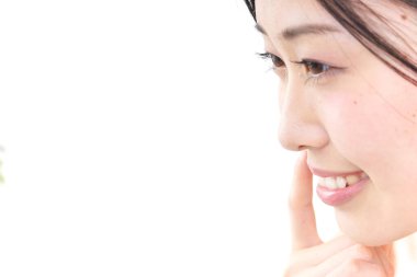 Banyo sonrası cilt bakımı, cildine bakan güzel bir kadın.