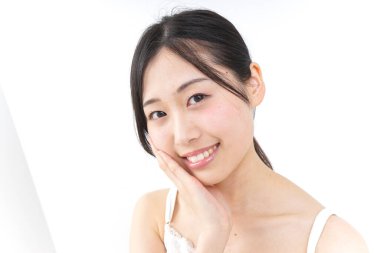 Banyodan sonra cilt bakımı yapan genç bir kadın.