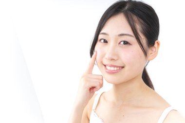 Banyodan sonra cilt bakımı yapan genç bir kadın.