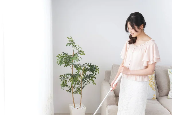 Junge Frau Erledigt Häusliche Pflichten — Stockfoto