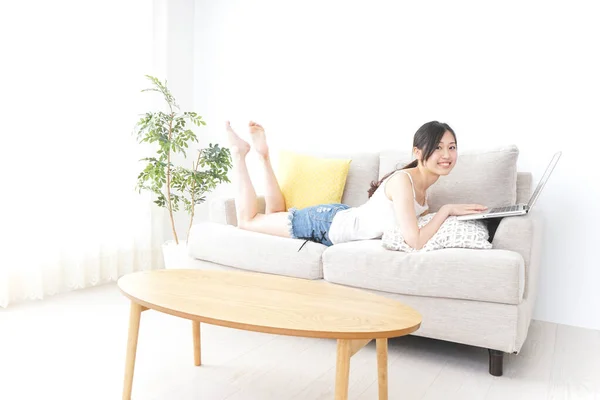 Young Woman Using Laptop Room — Stock Photo, Image