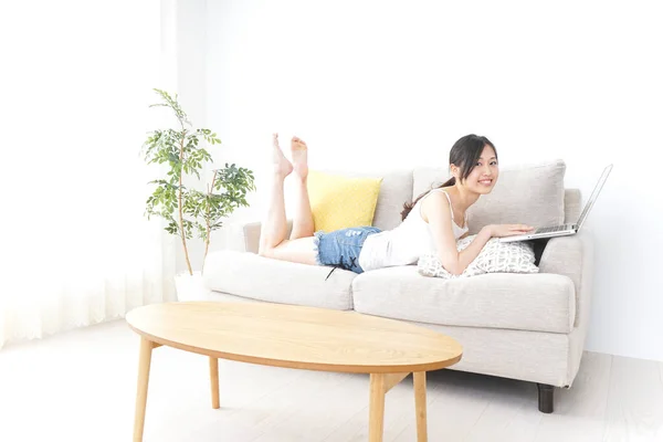 Mujer Joven Usando Ordenador Portátil Habitación —  Fotos de Stock