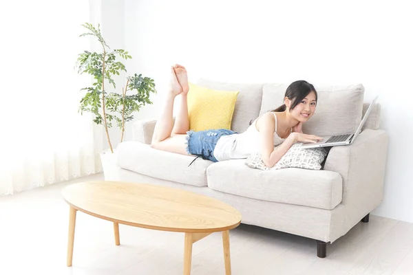 Mujer Joven Usando Ordenador Portátil Habitación —  Fotos de Stock