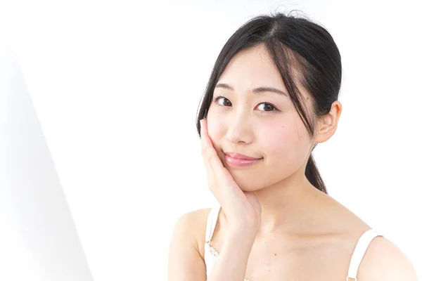 Wanita Muda Memiliki Skincare Setelah Mandi — Stok Foto