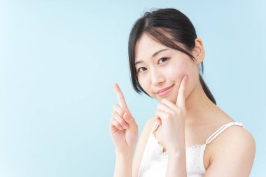 Genç Asyalı kadını temizliyorum.