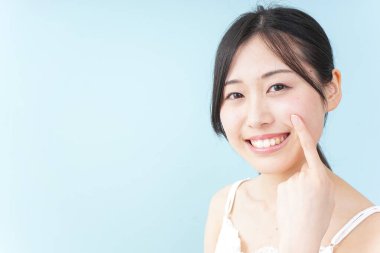 Genç Asyalı kadını temizliyorum.