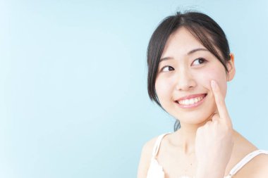 Genç Asyalı kadını temizliyorum.