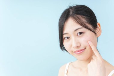 Genç Asyalı kadını temizliyorum.