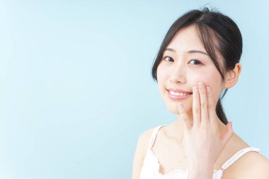 Genç Asyalı kadını temizliyorum.