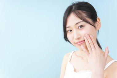 Genç Asyalı kadını temizliyorum.