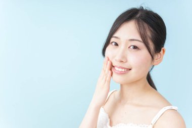 Genç Asyalı kadını temizliyorum.