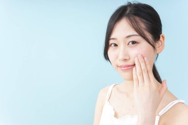 Genç Asyalı kadını temizliyorum.