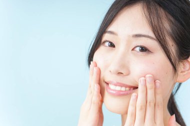 Genç Asyalı kadını temizliyorum.