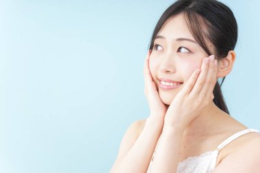 Genç Asyalı kadını temizliyorum.