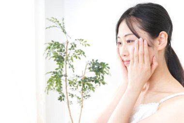 Cilt sorunlarıyla ilgilenen genç bir kadın