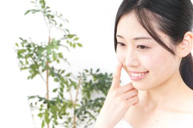 Cilt sorunlarıyla ilgilenen genç bir kadın