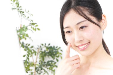 Cilt sorunlarıyla ilgilenen genç bir kadın