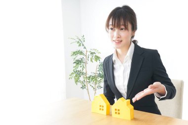 Gayrimenkul satan iş kadını.