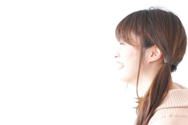 Genç bayan odada dinleniyor.