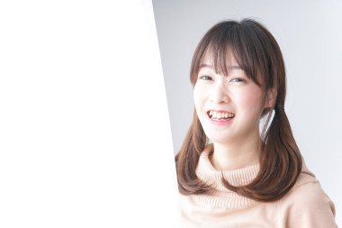 Genç bayan odada dinleniyor.