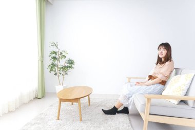 Genç bayan odada dinleniyor.