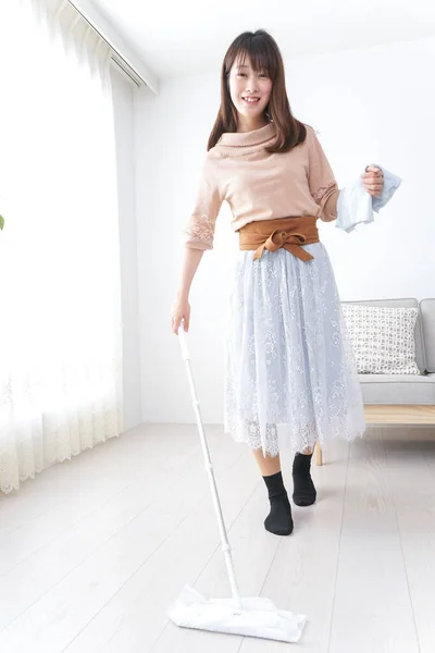 Young Woman Cleaning Her Room — Stock Photo, Image