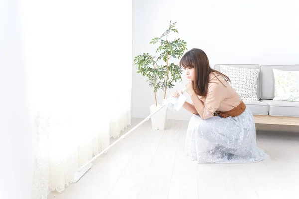 Jovem Mulher Limpando Seu Quarto — Fotografia de Stock