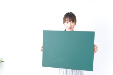 Tahtası olan genç bir kadın.