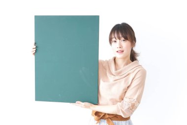 Tahtası olan genç bir kadın.