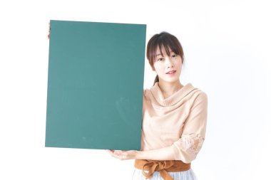 Tahtası olan genç bir kadın.