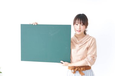 Tahtası olan genç bir kadın.