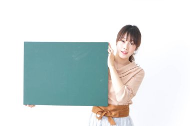 Tahtası olan genç bir kadın.